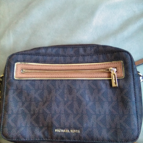 Michael kors crossbody purse - Picture 2 of 13